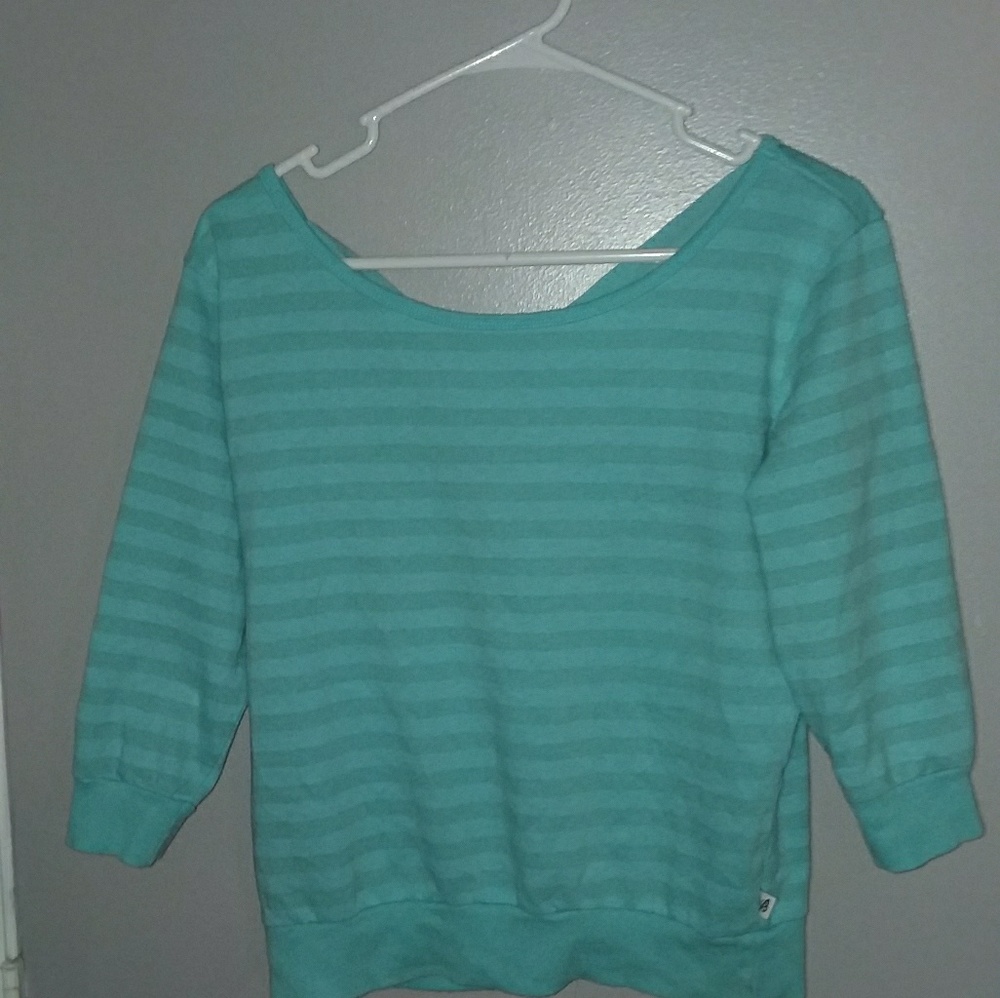 Cropped 3/4 sleeve shirt.